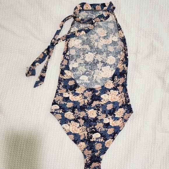 Floral backless halter onsie - Picture 2 of 5